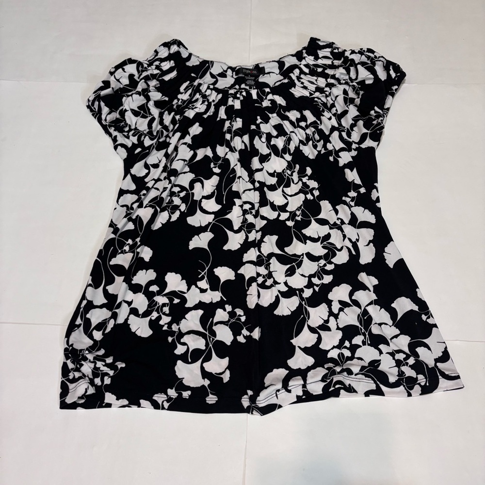 69. ⭐️ Style & Co. Monochrome Floral Top